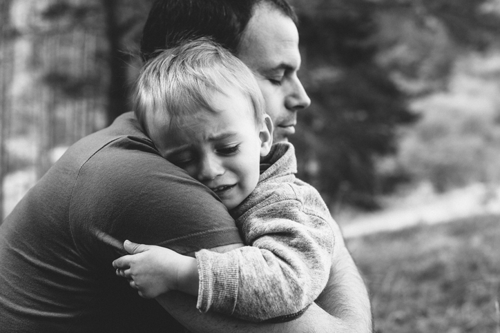 Mężczyzna przytula dziecko