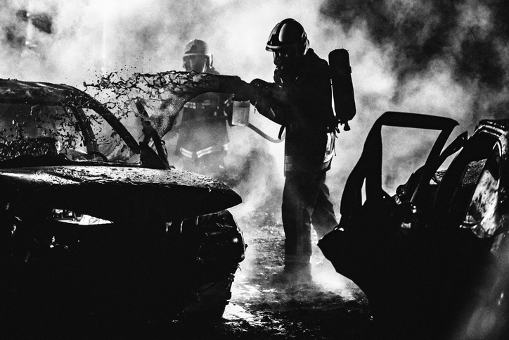 Strażak gaszący pożar samochodu